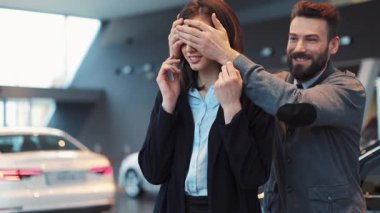 Araba galerisinde birbirine aşık güzel bir çift. Sevgilisiyle olan ilişkisinin yıldönümü için sürpriz yapan bir erkek arkadaş. Minnettar kız, genç adama sarılıyor..