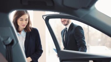 Güzel bir kız güzel bir araba alıyor. Satıcı genç kadına anahtarları veriyor, sonra kız arabada oturuyor, anahtarları gösteriyor, gülümsüyor ve kameraya bakıyor..
