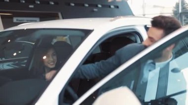 Mutlu çift yeni arabanın kulübesinde oturuyor. Mavi gözlü, siyah saçlı, gülümseyen güzel bir kız. Avukat yan kapıyı kapatıyor..