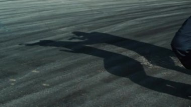 NEW YORK - 5 Nisan 2017: Genç Afro-Amerikalı şapkalı bir adama silah doğrulttu, adam yere düştü. Tehlike, silahlı şiddet. Kamera dengeleyici görüntüsü