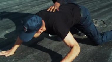 Genç Afro-Amerikalı şapkalı bir adama silahla tehdit ediyor. Bir şoför, yere düşüyor ve suç ortağı suçluyu örtüyor. Şiddet, tabanca, ateş. Kamera dengeleyici görüntüsü