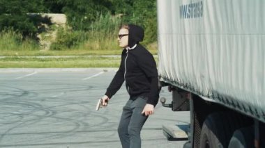 NEW YORK - 5 Nisan 2017: Çetenin lideri kamyondan koşarak çıktı ve çalıntı arabayla onu takip etmesi için arabanın savunmasız sahibine saldıran ortak katılımcısına işaret verdi. Yüksek suç