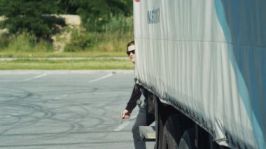 Kapüşonlu genç bir araba hırsızı silahla kaçıyor, suç ortağına bir işaret veriyor, o da araba sahibini onu takip etmesi için tehdit ediyor. Silah şiddeti, sokak çetesi. Tehlike, kanun dışı..