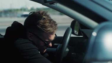 Gündüz vakti genç bir suçlu düz kontaklı araba çalmaya çalışır, hiçbir şey işe yaramaz, direksiyona vurur, gecikmeden yakalanır. Kaybeden, hapse girecek. Görüntüyü kapat