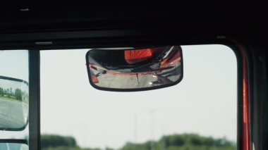 Dikiz aynasının yansıması, güçlü silahlı Afro-Amerikalı hırsız çalıntı kamyona biner. Arabanın sahibi elleri bağlı bir şekilde yerde yatıyordu. Görüntüyü kapat