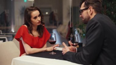 Ukraynalı aşık bir çift restoranda oturmuş, iç mekan kavgası yapıyorlar. Şüpheli kız erkek arkadaşının mazeretini dinliyor, saçlarını düzeltiyor. Kıskançlık. Kur yapma