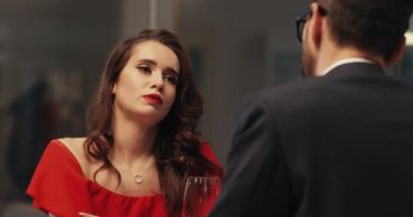 Kırmızı dudaklı güzel Ukraynalı kız restoranda erkek arkadaşıyla oturuyor. Kırmızılı muhteşem kadın göz kırpıyor, gülümsüyor, flört ediyor. İçeride. Kur yapma. İyi akşamlar..