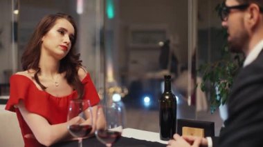 Akşam lokantasında kavga eden beyaz bir çift. Kolları bağlı bir şekilde masada oturan kızgın kız. İlişkiye güvensizlik, kıskançlık. Tarih.