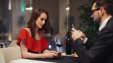 Romantik elbiseli, kafası dokunan güzel bir kız. Genç, beyaz, aşık bir çift kavga ediyor. Kıskançlık..