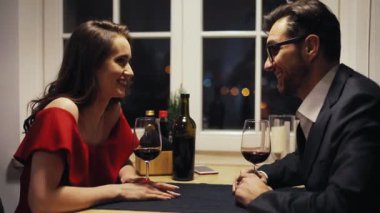 Kahverengi saçlı, gözlüklü çekici bir adam cep telefonu ekranına bakıyor. Restoranda oturan bir iş adamı. Cuma akşamı..