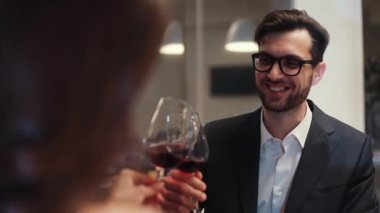 Yakışıklı bir adam rüyalarının kızıyla buluşurken iyi şarap içiyor. Genç çift eğleniyor. İlk izlenim. İlk görüşte aşk.