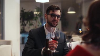 Yakışıklı bir adam rüyalarının kızıyla buluşurken iyi şarap içiyor. Genç çift eğleniyor. İlk izlenim. İlk görüşte aşk.