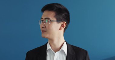 Mutlu, başarılı, genç, başarılı Çinli memur, ofiste kameraya bakıyor gülümseyen portre adam, iş adamı, Asyalı, yakışıklı, yakışıklı iş adamı, yakışıklı, ceketli, yavaş çekim, yakın çekim.