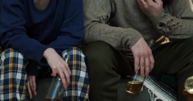 Alkolik adam ve kadın kanepede oturur, içki içerler, içki içerler, erkek göbeği bağımlılığı yetişkin alkolizmi, kötü muamele depresyonu ağır çekimde depresyona neden olur.