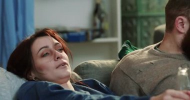 Alkolik erkek ve kadın bira içerek içki içerek içki bağımlılığı yetişkin alkolizmi üzgün depresyon insanlar keyifli stresi altüst eder yavaş çekim için.