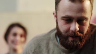 Yüzü kapalı sarhoş bir adam arka planda kendini sağlıksız hisseder. Kadın kavga eder. Stres, depresyon, mutfak, alkol, alkol, içki, içki, yorgun parti kadını, ağır çekimde kadın portresi.