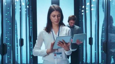 Günümüzde çağdaş bir veri merkezinde gelişmiş teknolojiyle çalışan profesyoneller