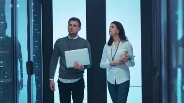 Çağdaş bir sunucu odasında, iki bilgili uzman çeşitli teknolojik çözümler hakkında bir tartışmaya girişiyor.