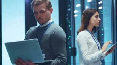 Son derece yetenekli iki profesyonel modern bir veri merkezinde Cuttingedge teknolojisi ile işbirliği yapıyor ve çalışıyor.