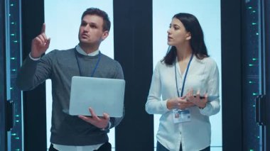 İki profesyonel, daha etkili olmak için yenilikçi çözümleri birlikte keşfetmek için gelişmiş teknolojiyi kullanıyor.