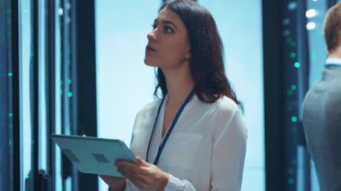 Zarif bir ofiste, bir tabletteki verileri inceleyen, teknolojide profesyonellik gösteren bir kadın..