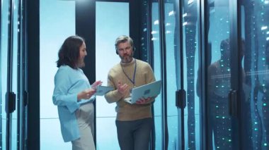 Takım üyeleri, çağdaş bir veri merkezi ortamında teknolojik çözümlerle ilgili tartışmalara giriyorlar