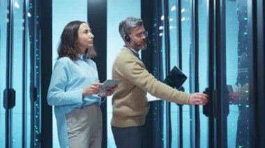 Modern bir veri merkezi ortamında teknoloji altyapısını yönetmekten sorumlu profesyoneller