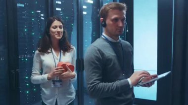 Gelişmiş bir yüksek teknoloji veri merkezi ortamında kendini adamış ve odaklanmış bir ekip sunucuları aktif olarak izliyor.