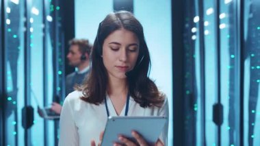 Canlı bir teknoloji çalışma alanında tablet kullanan kendini işine adamış bir kadın, dijital yenilikler sergiliyor.