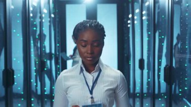 Modern teknoloji odaklı bir ortamda sakin ve sakin bir birey dinginlik ve odak duygusunu somutlaştırır.