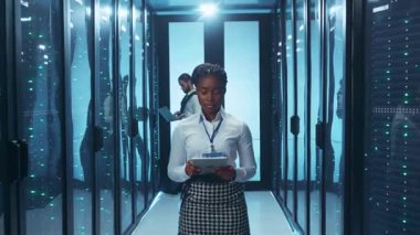 Teknoloji yönetimi ve operasyonlarda derin uzmanlık sergileyen, modern bir veri merkezini ustalıkla yöneten bir uzman.