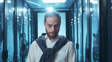 Gelişmiş bir teknoloji alanında, profesyonelliği ve yeniliği somutlaştıran bir adamın yansıtıcı anı..