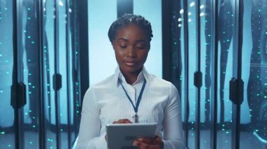 Etkili teknoloji yönetimi ve izleme görevleri için tablet kullanan odaklanmış bir birey