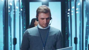 Son derece odaklanmış bir operatör, modern ve yüksek teknolojili çalışma alanı içindeki çağrı yönetimi için gayretle çalışıyor.