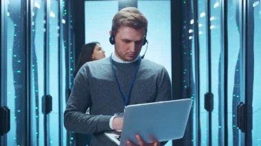 Modern bir veri merkezi ortamında çeşitli sunucu işlemlerini iyi yöneten yetenekli bir bilişim destek çalışanı