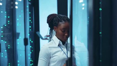 Güvenli bir veri merkezi ortamında teknolojinin değerlendirilmesinde kararlı ve odaklanmış bir profesyonel.