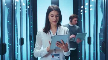 Modern bir veri merkezinde kesme teknolojisiyle aktif olarak ilgilenen bir kadın bilişim uzmanı.