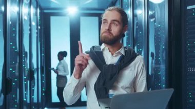 Gelişmiş teknoloji ve yenilikçi araçlara sahip modern bir veri merkezinde becerikli bir profesyonel olarak çalışır.