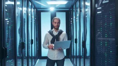 Yetenekli bir teknisyen, sunucu altyapısını düzgün ve gelişmiş bir veri merkezi ortamında ustalıkla yönetir.