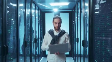 Modern bir sunucu odası ortamında verileri etkin bir şekilde analiz etmeye odaklanmış bir profesyonel.