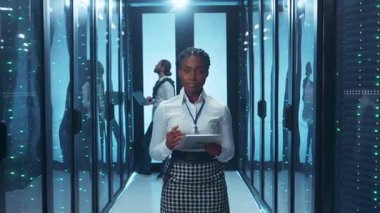 Karmaşık veri merkezi operasyonlarını yöneten profesyoneller, takım çalışmalarını ve teknik becerilerini sergiliyorlar