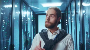 Gelişmiş teknolojilerle dolu bir modern yüksek teknoloji veri merkezinde özenle çalışan odaklanmış bir birey.