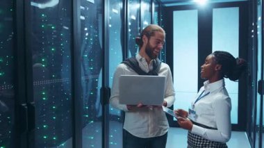 İki yetenekli profesyonel sunucu ve teknolojiyle dolu modern bir veri merkezinde tartışıyorlar.