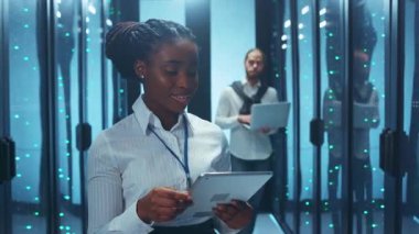 Bir uzman günümüz modern ve dinamik veri merkezi ortamında veri sistemlerini etkin bir şekilde yönetiyor.