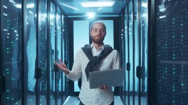 Bir bilişim uzmanı, modern ve verimli bir sunucu ortamında dizüstü bilgisayar kullanarak çeşitli veri türlerini analiz etmektedir.