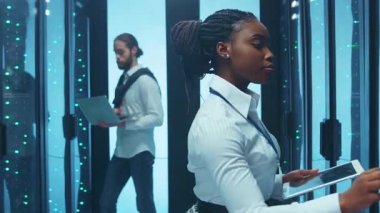 Heyecan verici dijital yeniliklerle dolu teknikli bir ortamda kendini işine adamış bir profesyonel.