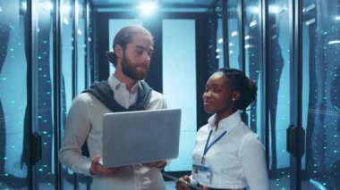 Bir grup profesyonel modern bir yüksek teknoloji veri merkezi içindeki gelişmeleri tartışmak için bir araya geldi.