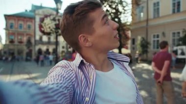 Portre çekici genç adam kameraya bak gülümse konuş açık havada mutlu ol çocuk yavaş çekim yaşam tarzı Kafkasyalı neşeli çocuk yavaş çekim moda öğrencisi