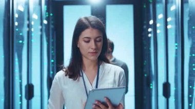 Veri bilimcileri aktif olarak verileri analiz ediyor ve gelişmiş bir yüksek teknoloji sunucu ortamında çalışıyorlar.