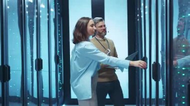 Modern bir merkezde karmaşık veri sistemlerini yönetirken, iki yetenekli profesyonel üretken bir tartışmaya girişiyor.